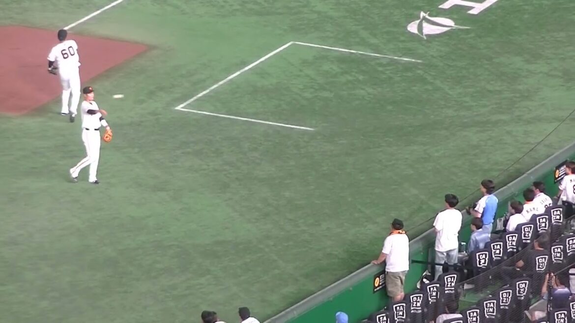 これは優しい！坂本勇人 試合前 ファンとキャッチボールを行う（読売ジャイアンツ対 西武ライオンズ 2025年6月20日）