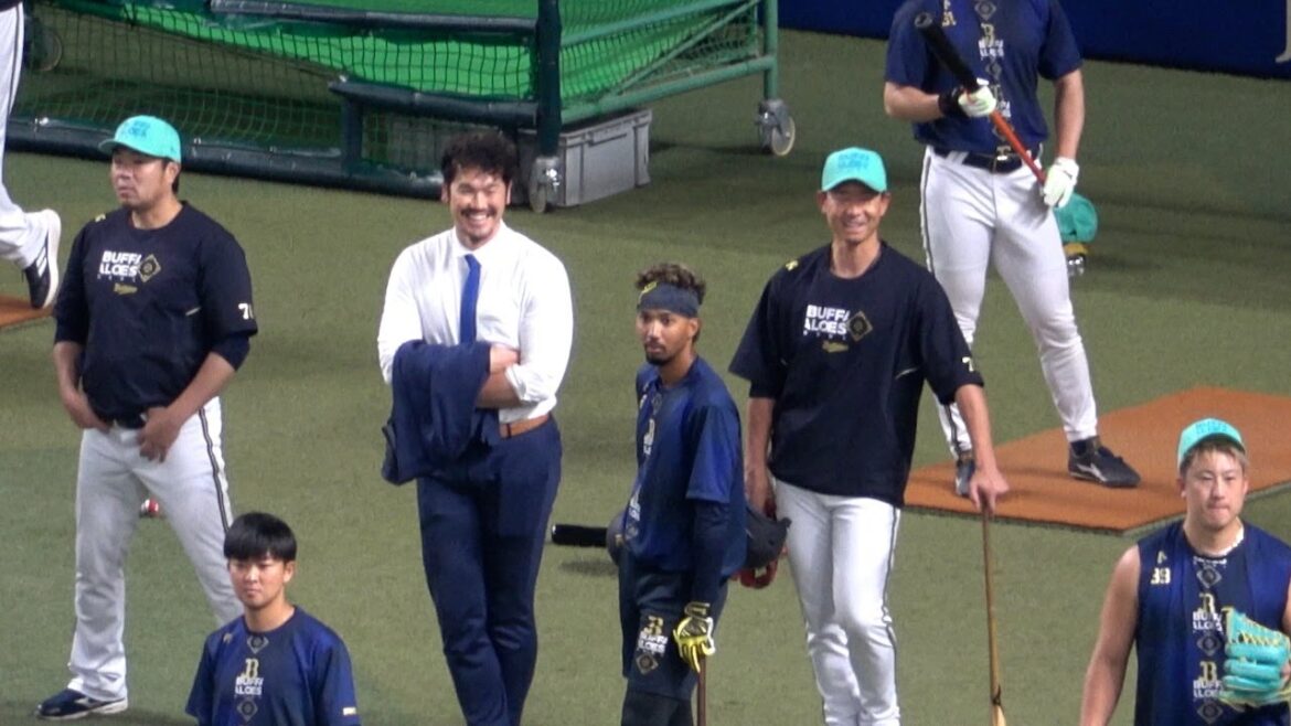 オリックスの練習を見守るT-岡田