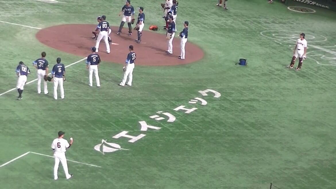 なんか可愛いライオンズ選手 坂本勇人と小林誠司のキャッチボールの間を通る姿（読売ジャイアンツ対 西武ライオンズ 2025年6月20日）
