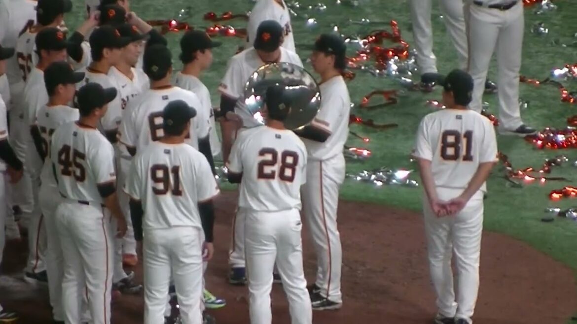 【ジャイアンツ優勝セレモニー】杉内コーチと内海コーチに拍手する巨人投手陣【2024年10月2日 東京ドーム最終戦】