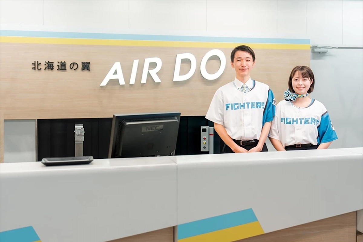 ニュース画像 2枚目：「ファイターズ ベア・ドゥ」ユニフォームを着用した空港係員