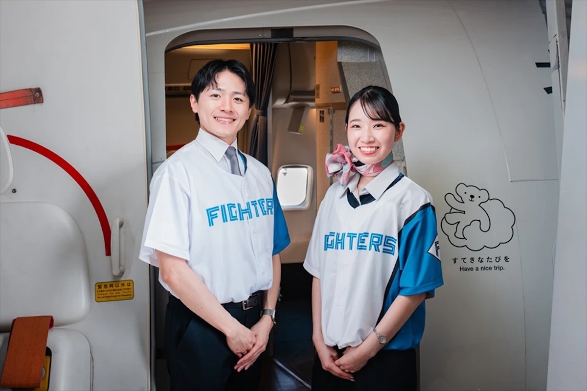 ニュース画像 3枚目：「ファイターズ ベア・ドゥ」ユニフォームを着用した客室乗務員