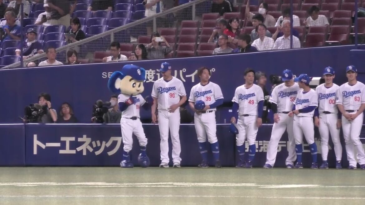 中日ドラゴンズ ドアラさんと松山晋也投手・宇佐見真吾選手・加藤匠馬選手が祖父江大輔投手の表彰式前にヒソヒソ話 ? をする 2025/6/27 バンテリンドーム