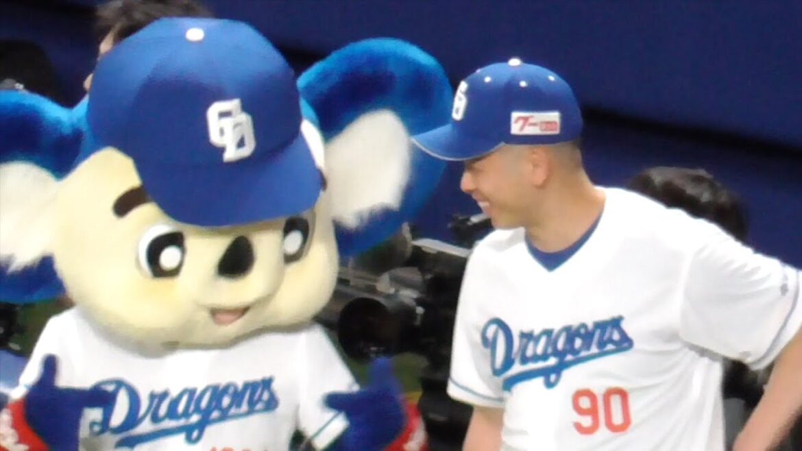 ドアラを見つけて嬉しそうな松山晋也　中日ドラゴンズVS広島東洋カープ　2025/06/27