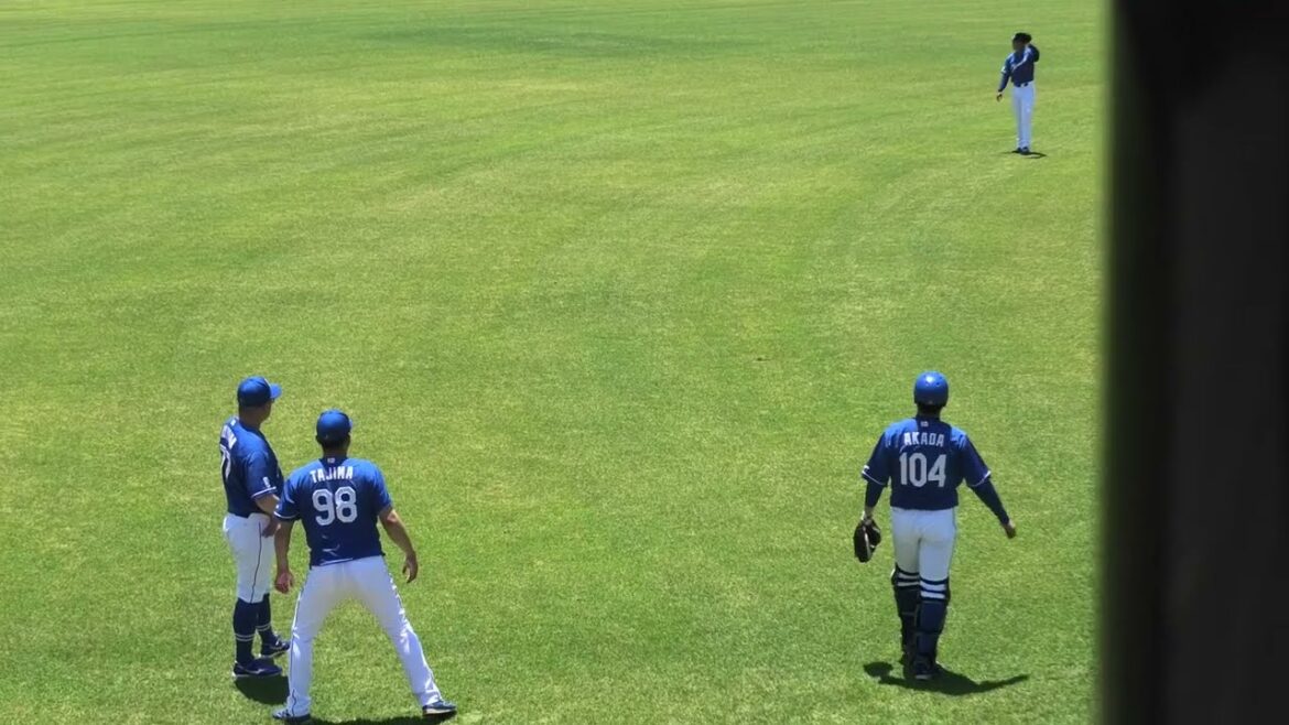 【祝復帰】中日ドラゴンズ 謹慎から復帰した小山伸一郎コーチが松木平優太投手の試合前キャッチボールを見に来る 田島慎二コーチと様子を見守る 2025/6/17 ちゅ～るスタジアム