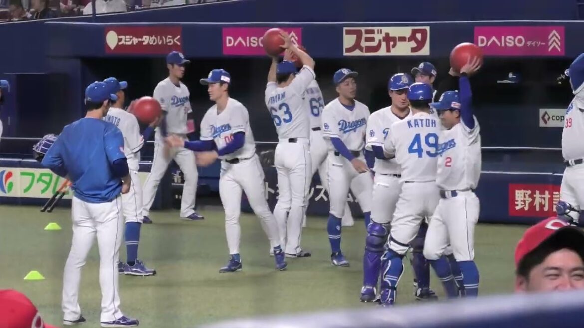 中日ドラゴンズ ヤンキー座り?する佐藤龍世選手や棒をいじる岡林勇希選手などウォーミングアップ前の様子 2025/6/27 バンテリンドーム