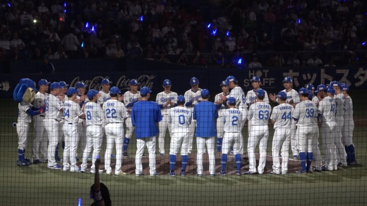 試合終了後の円陣で声出しをする佐藤龍世！！最後に監督から手荒い祝福を受ける！（2025/6/27）