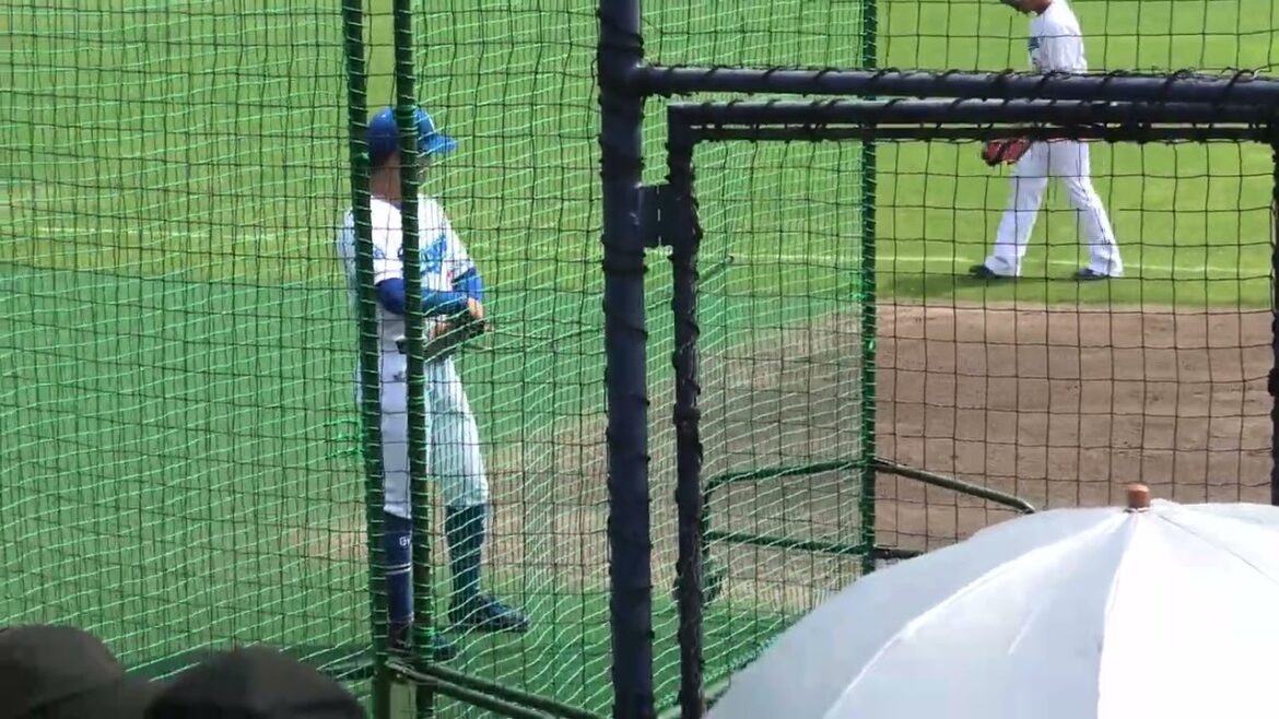 中日ドラゴンズ 根尾昂投手がブルペンのチューブ?で体をほぐす 日渡騰輝選手がブルペンでボールを受ける様子も 2025/6/20 ナゴヤ球場