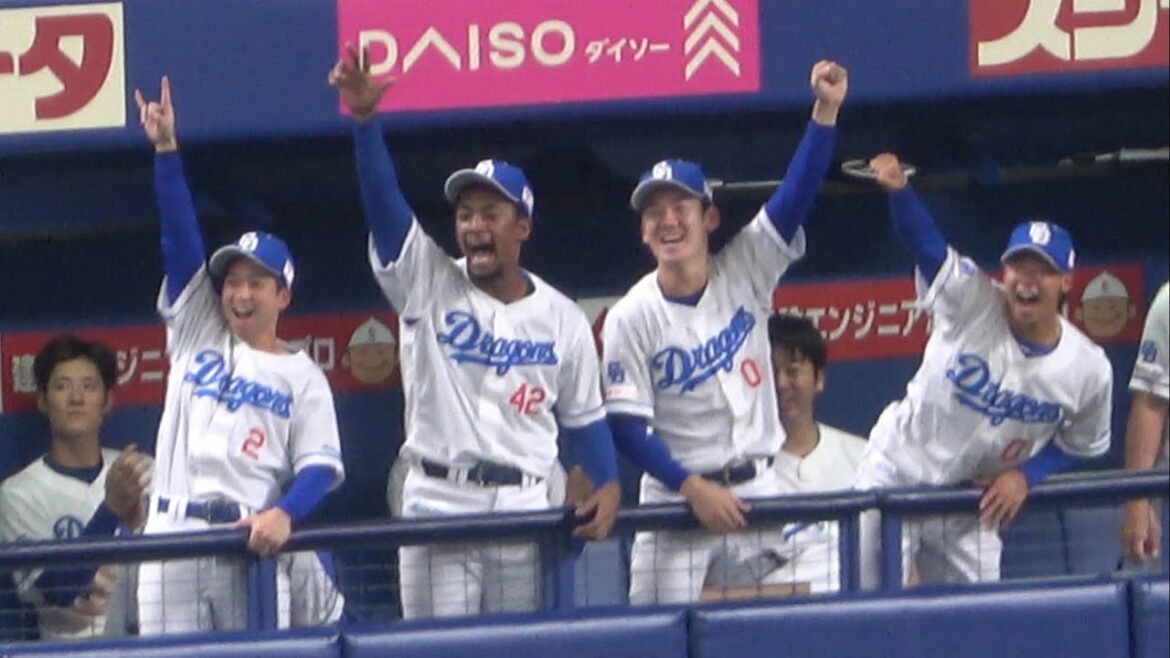 本塁タッチプレーのリクエスト映像を見てリアクションする中日ベンチ！！判定が覆り大盛り上がり！（2025/6/28）