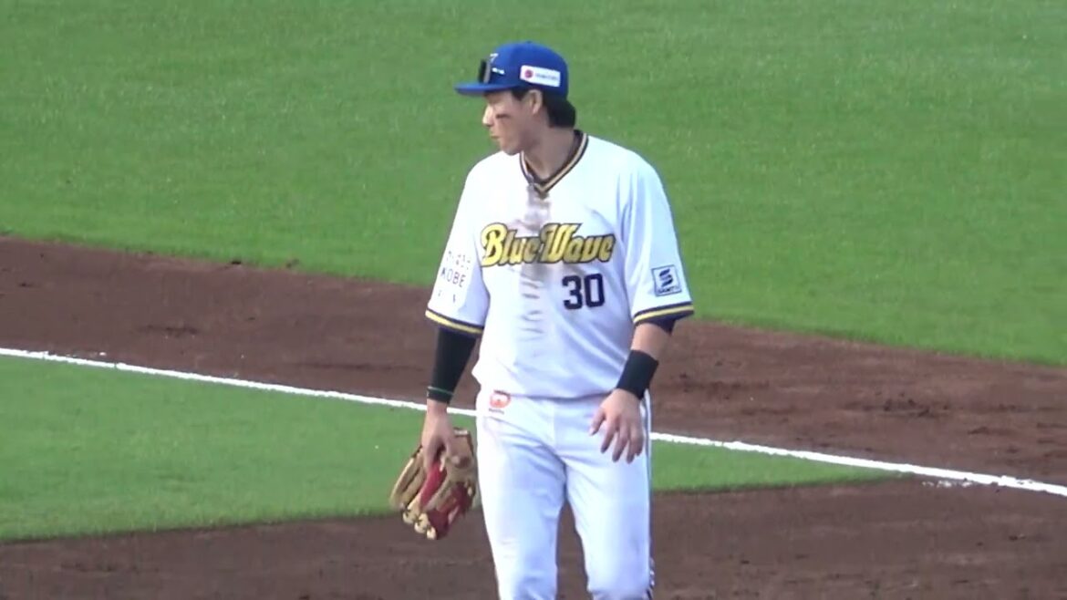 痛恨のエラーで先制点献上、曽谷に声をかける廣岡大志