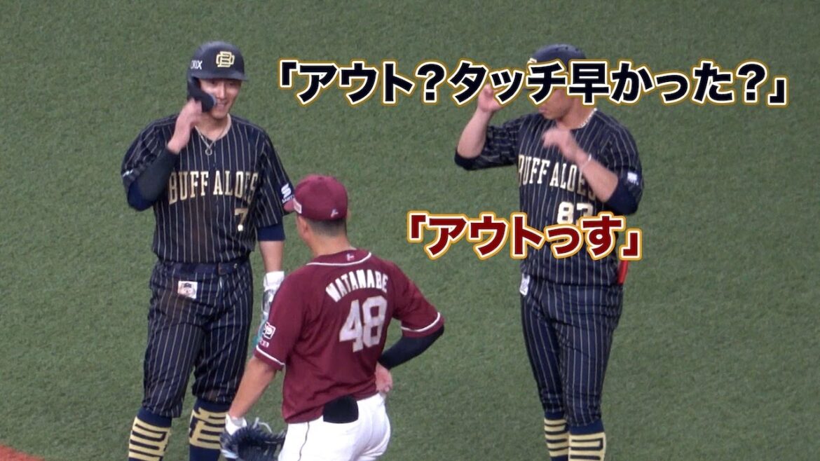 リプレー検証中、牽制アウトの判定をめぐって「タッチ早かった？」と楽天・渡邊に話しかける西川龍馬