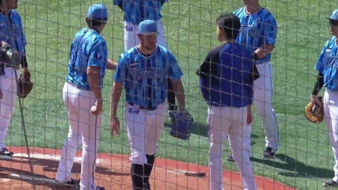 【来日最短KO/7失点】近付き難そうにバウアーに近寄る宮崎、京田。憮然とした表情でマウンドに立つバウアーをキャプテン牧、三浦監督が送り出す(2025.6.22/横浜スタジアム）