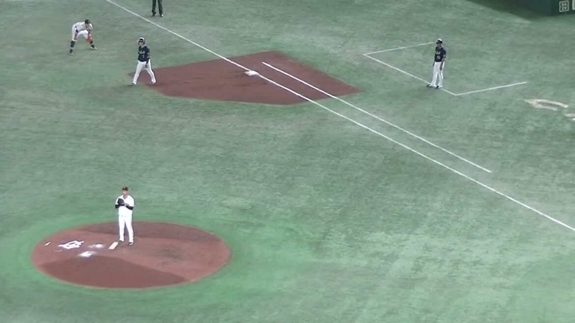 中村悠平を打ち取る船迫大雅（2024年4月30日 読売ジャイアンツ対 ヤクルトスワローズ）