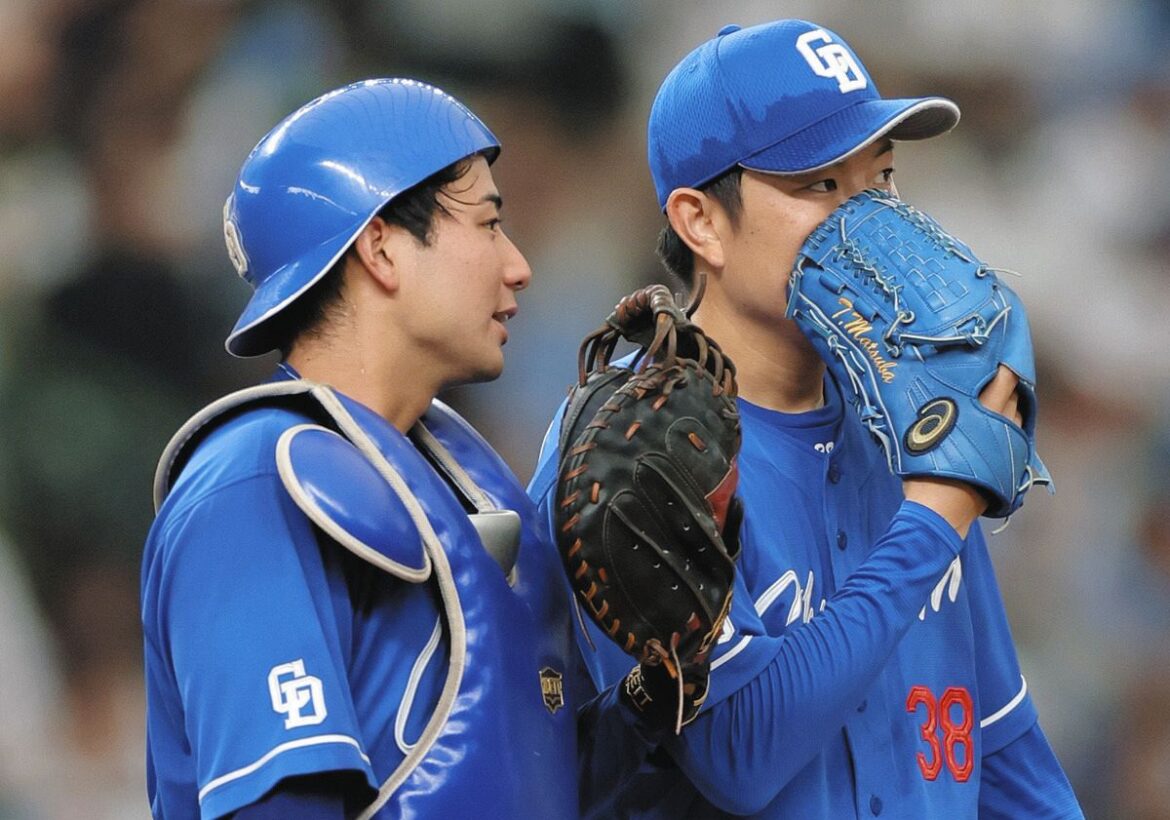 ５回裏、マウンドで話し合う松葉（右）と石伊