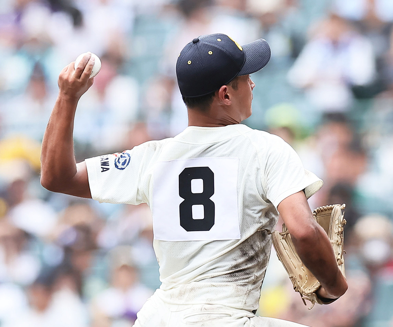 23年夏の甲子園1回戦、英明対智弁学園 英明2番手、背番号8の寿賀