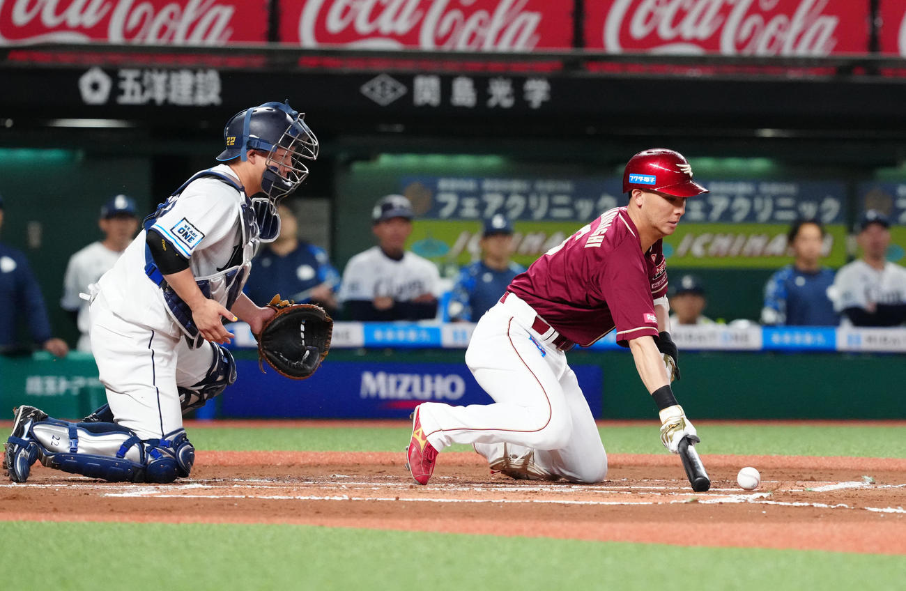 5月29日西武戦　6回1死二、三塁でスクイズのサイン。武内がわざと投じたワンバウンドの球をバットに当てファウルにする