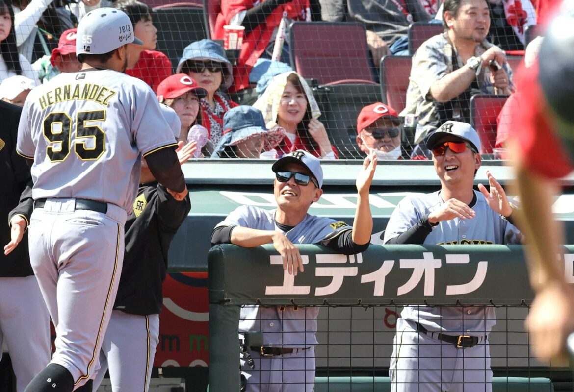阪神「モーチョ」ヘルナンデス 一塁から激走必死生還にベンチ大盛り上がり 藤川監督もニッコリ（デイリースポーツ） - Yahoo!ニュース - Yahoo!ニュース