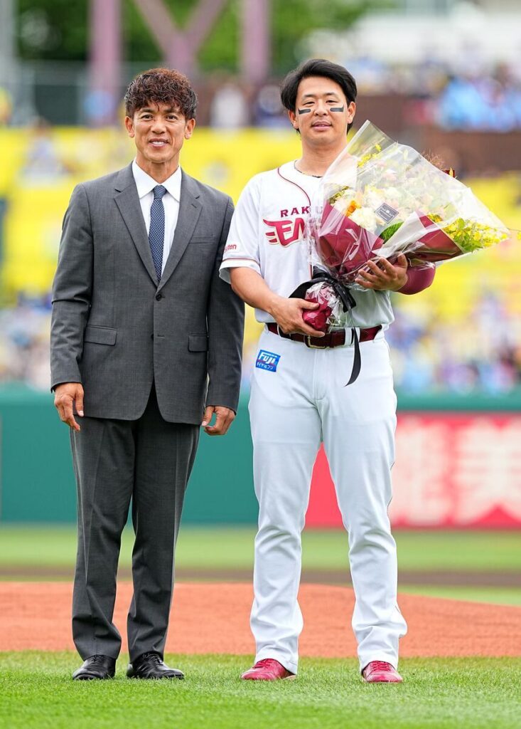 楽天・浅村栄斗が通算2000安打の連盟表彰 三木谷オーナーと松井稼頭央氏が花束贈呈(サンケイスポーツ) – Yahoo!ニュース – Yahoo!ニュース 楽天・浅村栄斗が通算2000安打の連盟表彰 三木谷オーナーと松井稼頭央氏が花束贈呈(サンケイスポーツ) - Yahoo!ニュース - Yahoo!ニュース