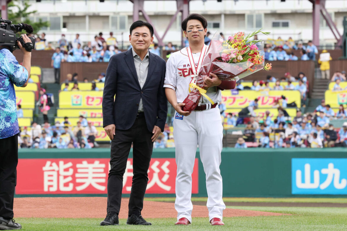 【楽天】浅村栄斗2000安打達成セレモニー 松井稼頭央氏、中島宏之氏らから祝福メッセージ（日刊スポーツ） - Yahoo!ニュース - Yahoo!ニュース