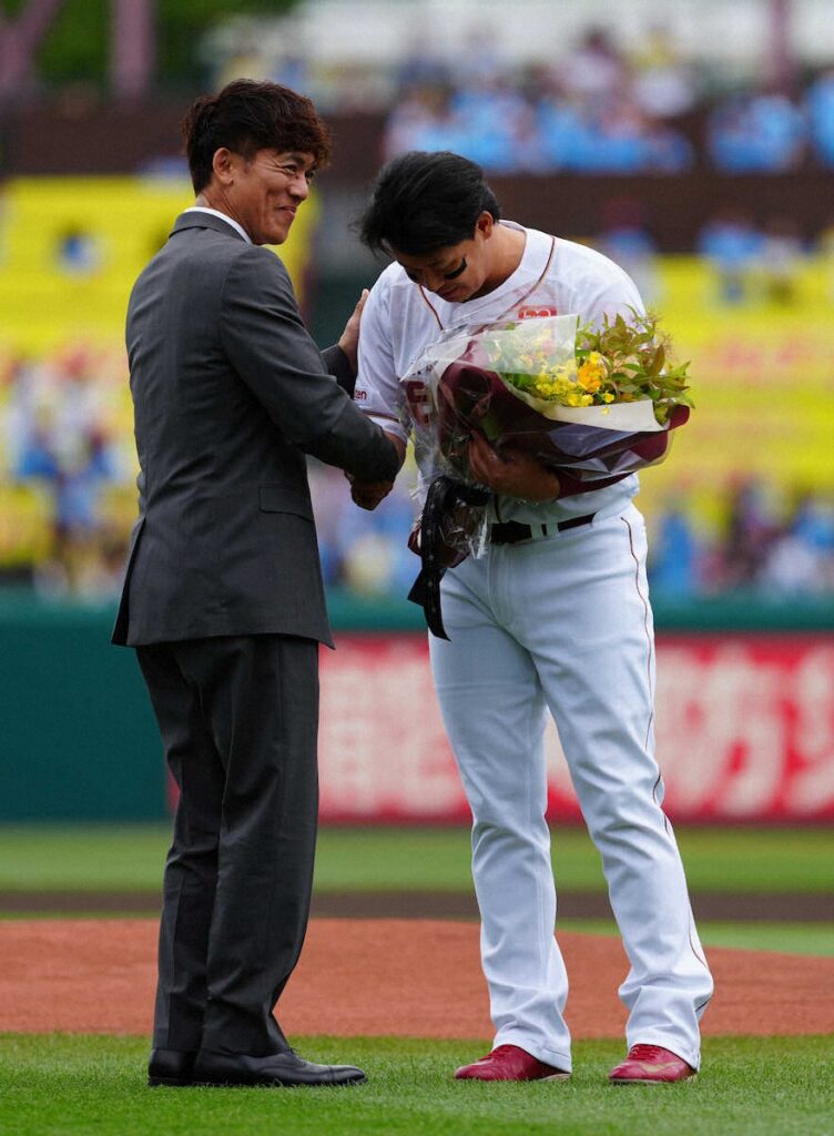 2000安打達成の楽天・浅村に憧れの松井稼頭央氏から花束 「よく頑張ったなと言ってもらいました」（スポニチアネックス） - Yahoo!ニュース - Yahoo!ニュース