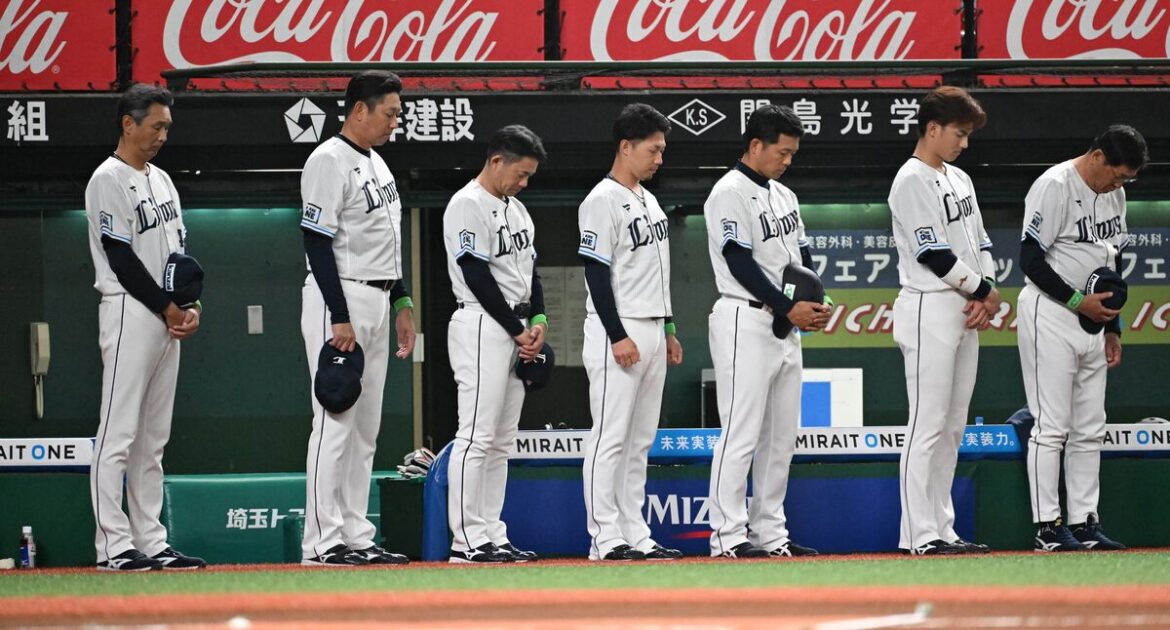 長嶋茂雄さんに黙祷をささげる西口文也監督（左）、仁志敏久コーチ（左から３人目）ら西武ナイン（カメラ・竹松　明季）