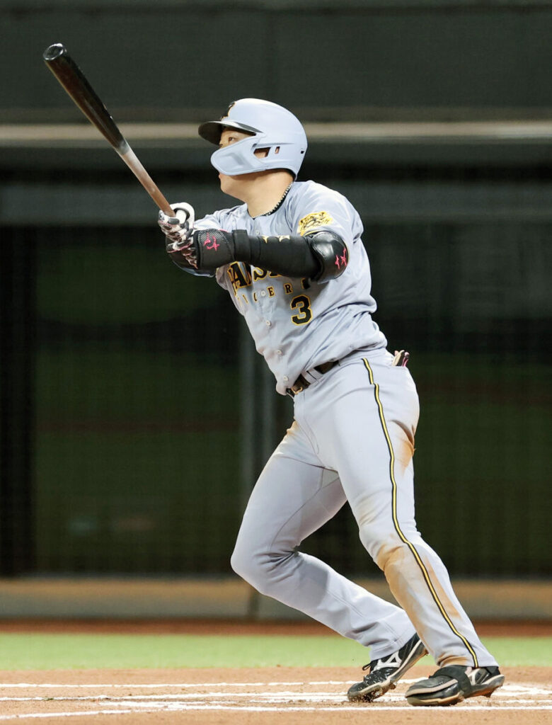 ６回、先制の３号ソロを放つ大山（カメラ・宮崎　亮太）