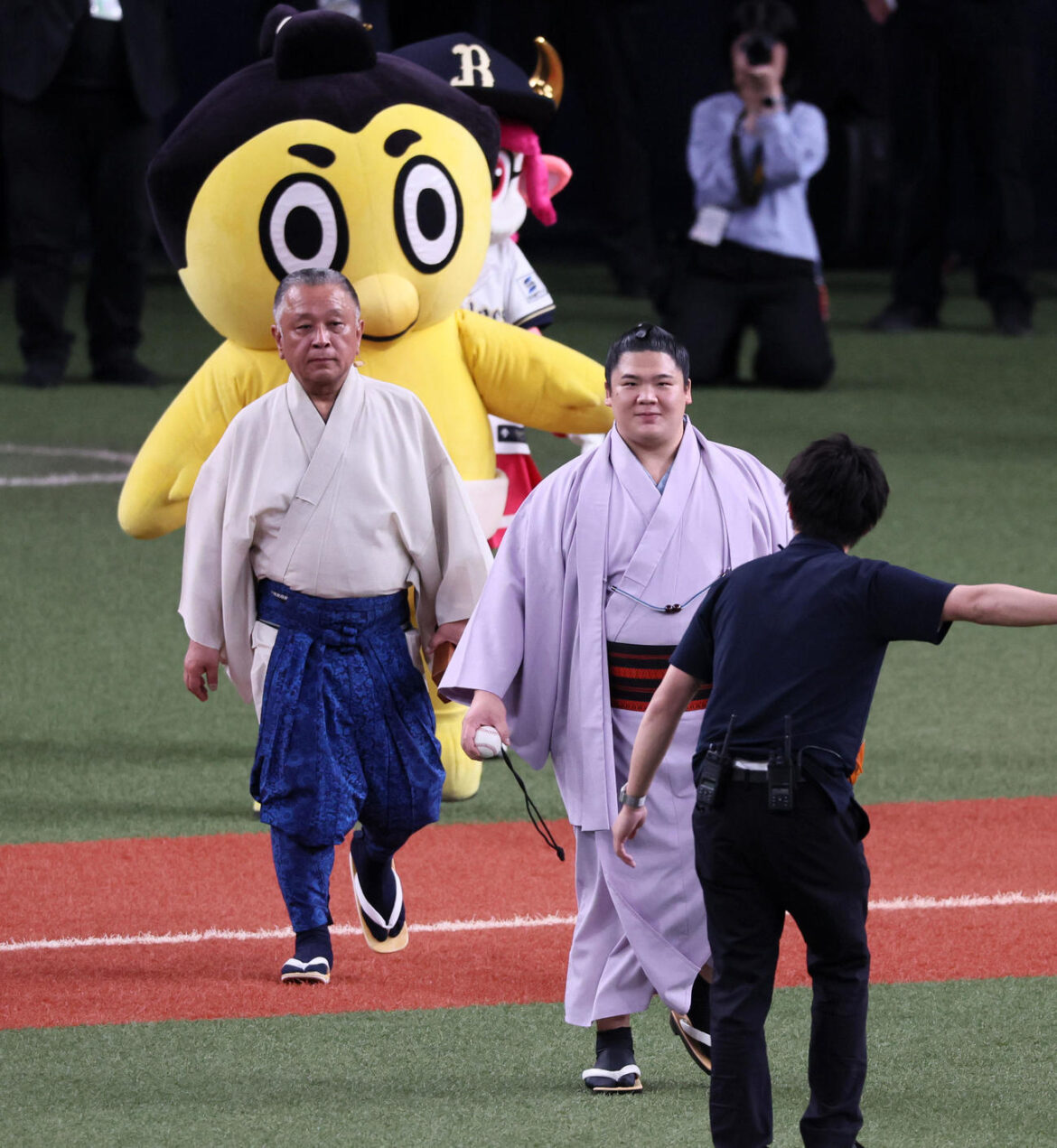 オリックス対広島　特別始球式に向かう宇良と左は呼び出しの重夫（撮影・加藤哉）