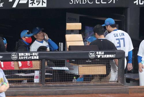 【日本ハム】古林睿煬が緊急降板 元虎右腕の斎藤友貴哉がスクランブル登板 阪神ファンざわつく – nikkansports.com 3回表、途中降板する古林睿煬を見つめる新庄監督(撮影・黒川智章)