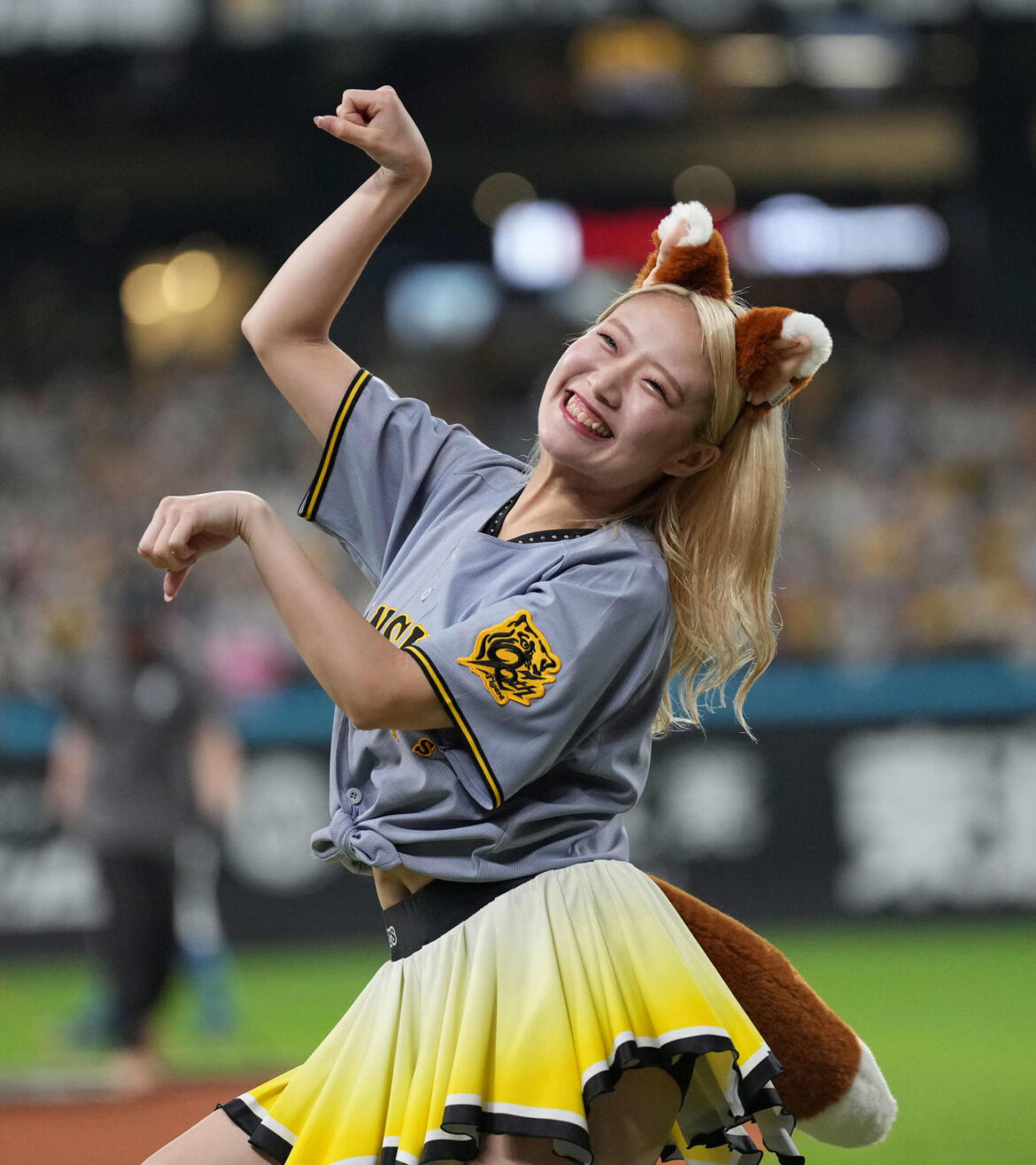【阪神】虎がきつねダンス!エスコンフィールドにタイガースガールズ、トラッキー ファンも全力 – プロ野球写真ニュース – nikkansports.com 日本ハム対阪神 きつねダンスを躍るタイガースガールズ(撮影・井上学)