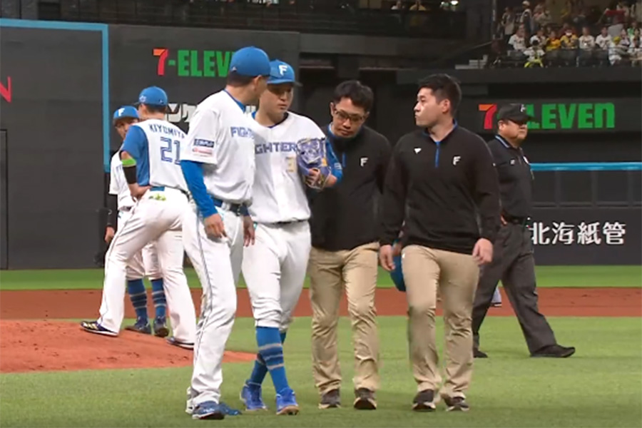 ベンチに戻る日本ハムの古林睿煬【画像：パーソル パ・リーグTV】