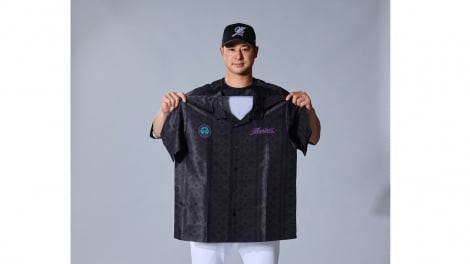 千葉ロッテ、“BLACK SUMMER仕様”アロハシャツ付きチケット（藤岡裕大） 
