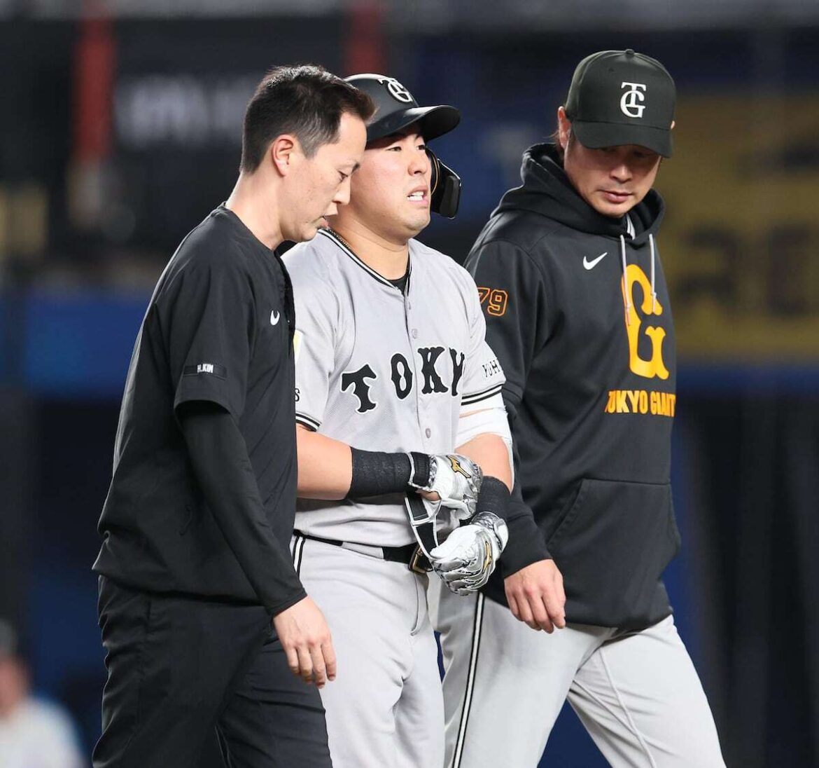 巨人外野手にダブルアクシデント 浅野が右手首に死球 若林が左脚に自打球受け途中交代（サンケイスポーツ） - Yahoo!ニュース - Yahoo!ニュース
