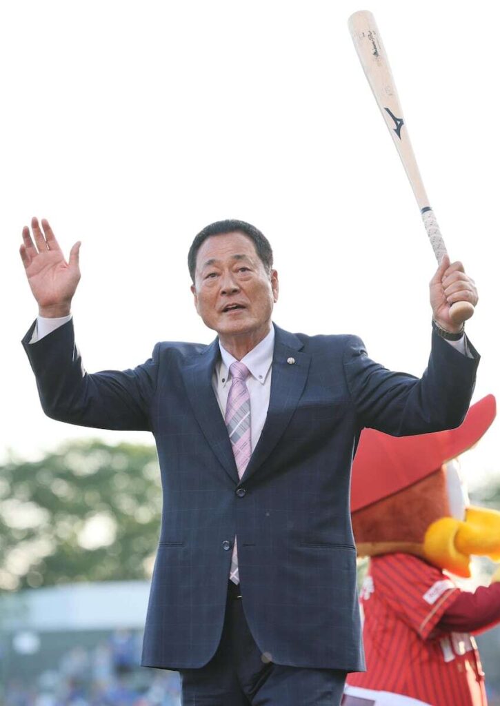 DeNA・中畑清元監督が古巣戦の始球式で豪快空振り（サンケイスポーツ） - Yahoo!ニュース