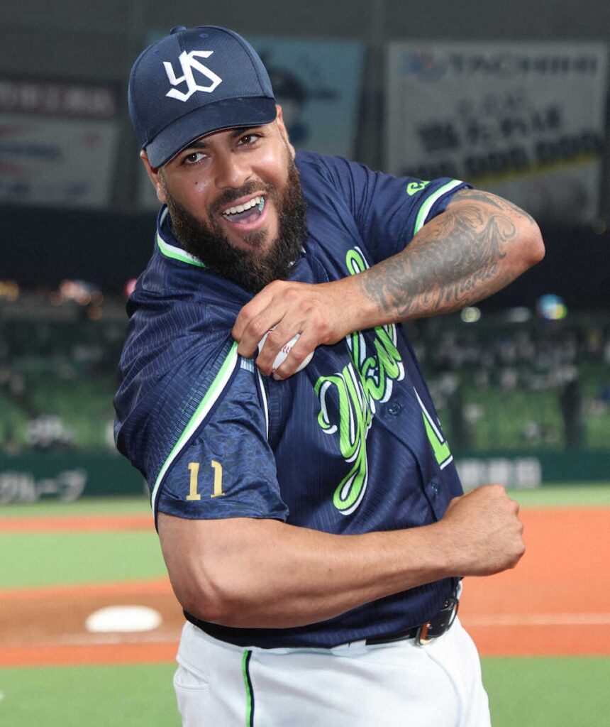 ヤクルトの救世主だ！来日初勝利のアビラ「凄く幸せです」チャーミングな笑顔で控えめ「パワー！」ポーズ（スポニチアネックス） - Yahoo!ニュース - Yahoo!ニュース