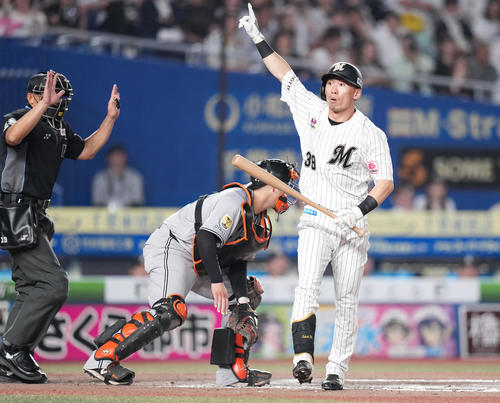 【ロッテ】吉井監督「よく当たってくれた」高部瑛斗のサヨナラ死球で11カードぶり勝ち越し – nikkansports.com ロッテ対巨人 10回裏ロッテ2死満塁、押し出し死球を受けサヨナラ勝ちし、指を突き上げる高部(撮影・鈴木みどり)