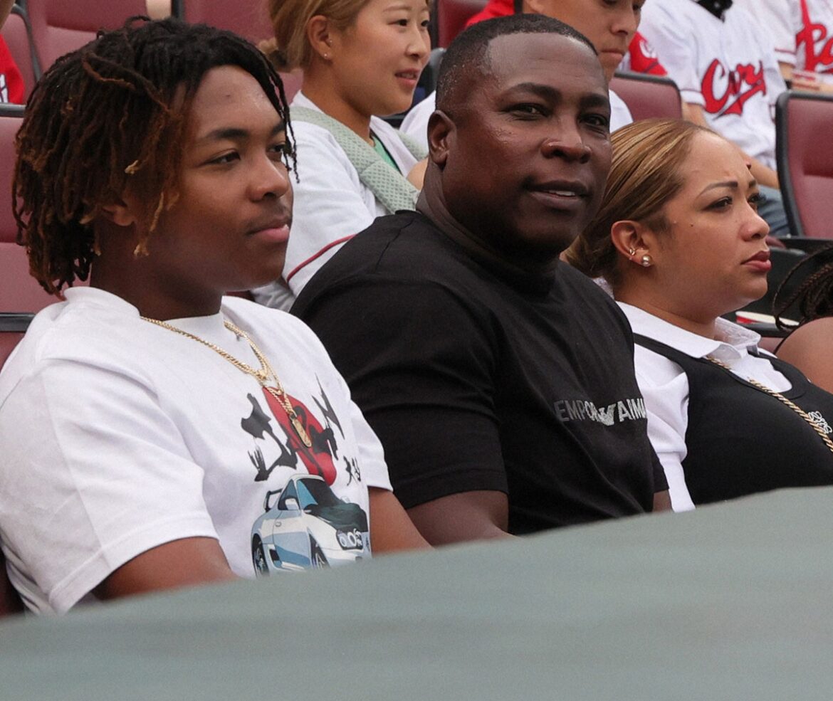 広島OBで日米通算2097安打のソリアーノ氏がマツダスタジアムを電撃訪問 黒田アドバイザーらと談笑（スポニチアネックス） - Yahoo!ニュース - Yahoo!ニュース