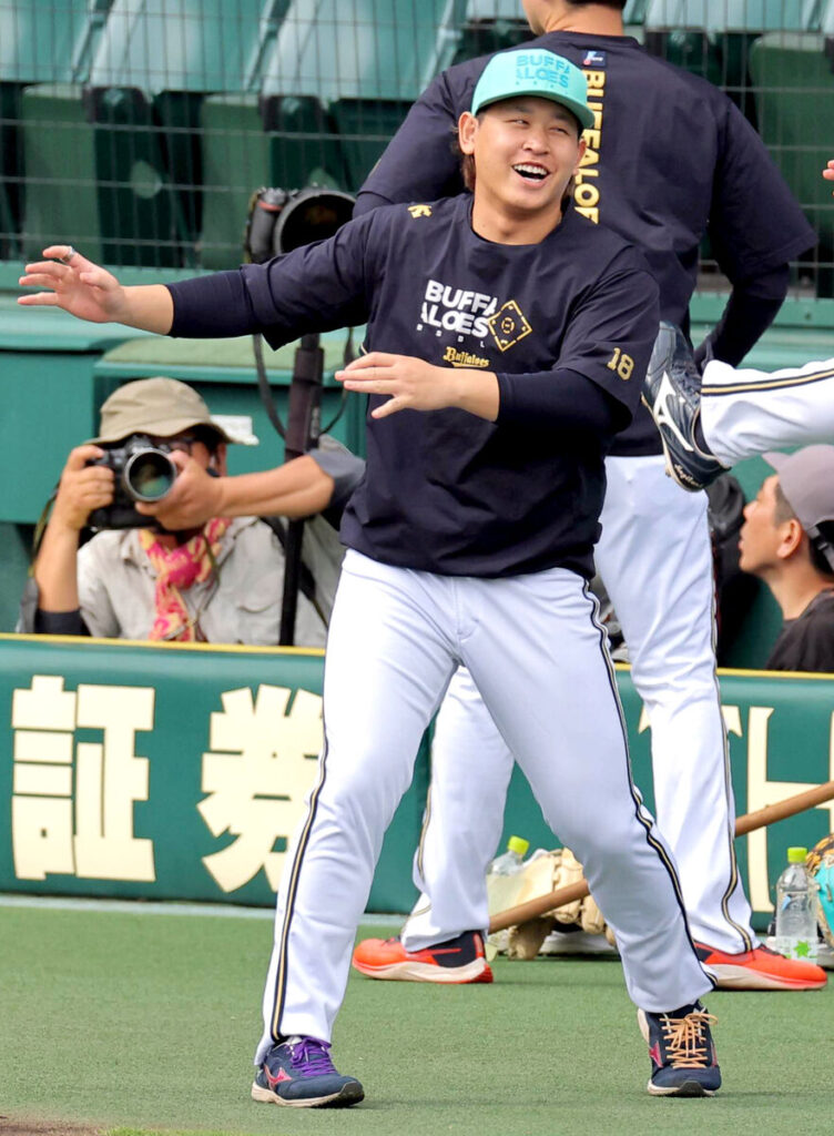 笑顔で練習に励む宮城（カメラ・朝田　秀司）