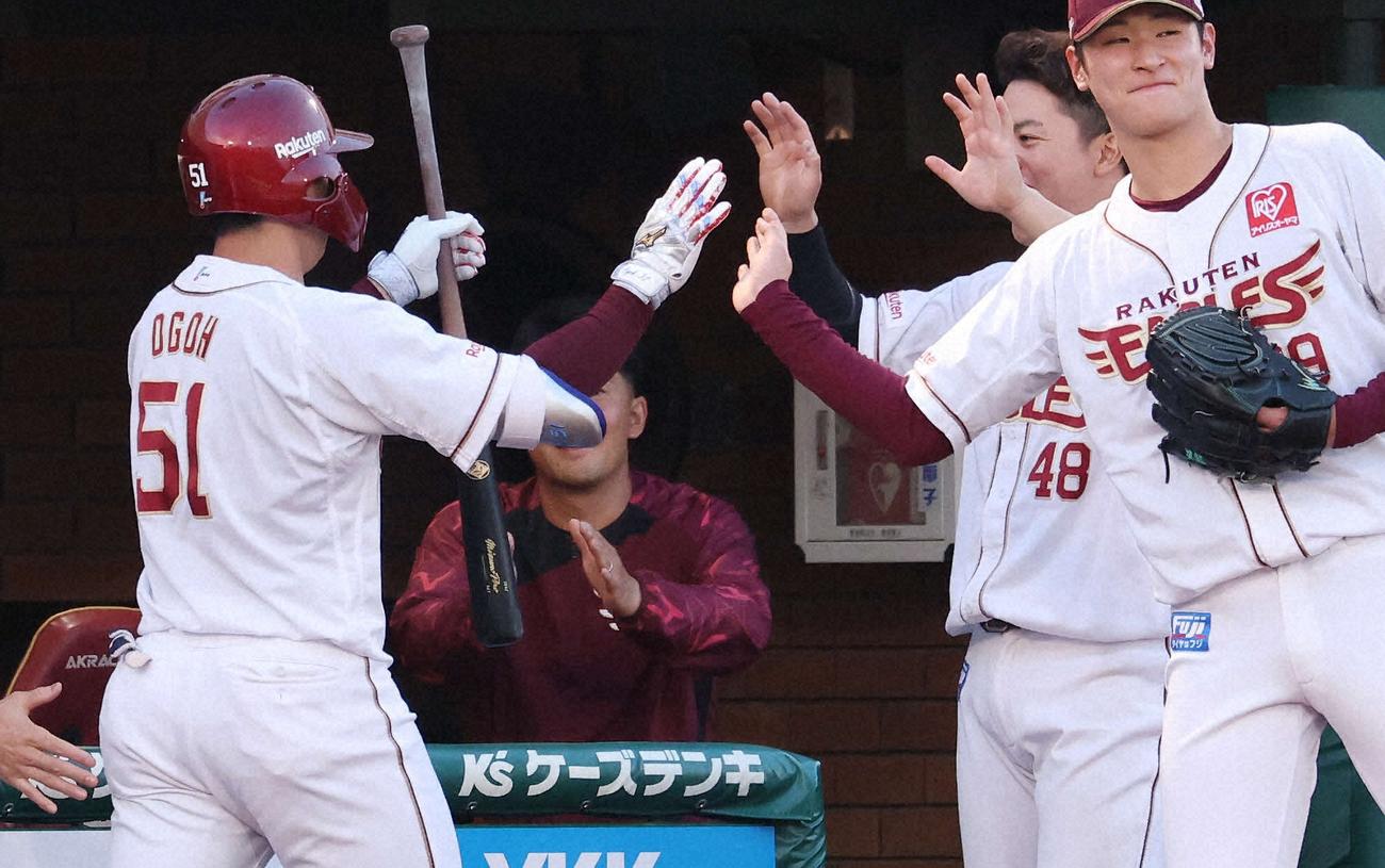 6月4日、今季1号を放ち内らとハイタッチ