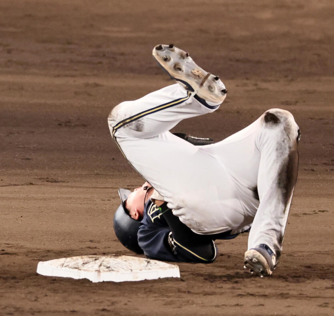 阪神対オリックス　9回表オリックス無死一塁、一塁走者広岡は西川の二ゴロで二塁スライディングも守備妨害でアウト（撮影・加藤哉）