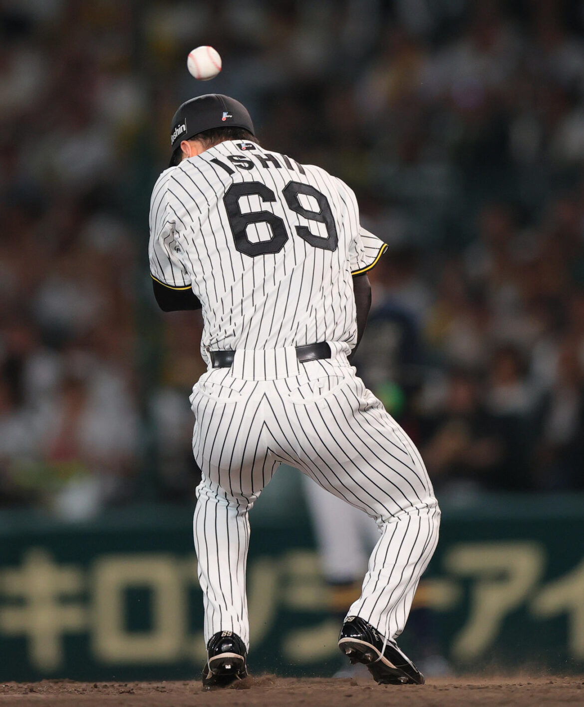 阪神対オリックス　9回表オリックス無死、石井は広岡の打球が頭部に当たる（撮影・上山淳一）