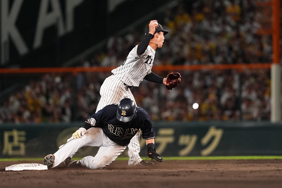 二塁にスライディングするオリックス・廣岡大志【写真：小林靖】