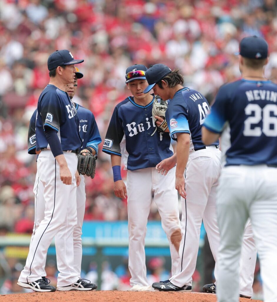 ７回に５点目を失い、マウンドでうつむく西武先発・今井達也
