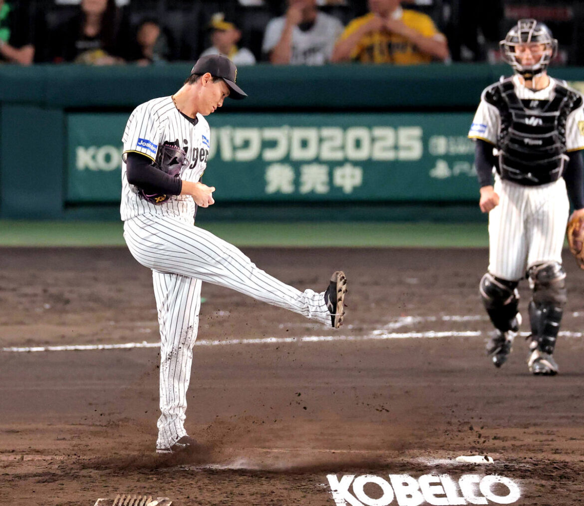 打者２人を抑えた後に四球を与え、マウンドを蹴り上げて悔しがる湯浅（カメラ・朝田　秀司）