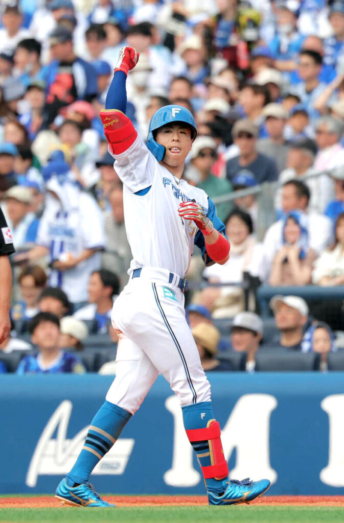 ４回２死一、二塁、左前適時打を放った五十幡亮汰（カメラ・清水　武）