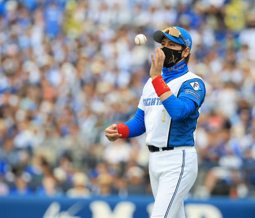 【日本ハム】新庄監督、DeNAの申告敬遠に「よっしゃー」直後に山崎福也が適時打/一問一答 – nikkansports.com DeNA対日本ハム 8回裏DeNA2死の場面で投手交代を告げた新庄監督はボールをポンポンと投げる(撮影・浅見桂子)