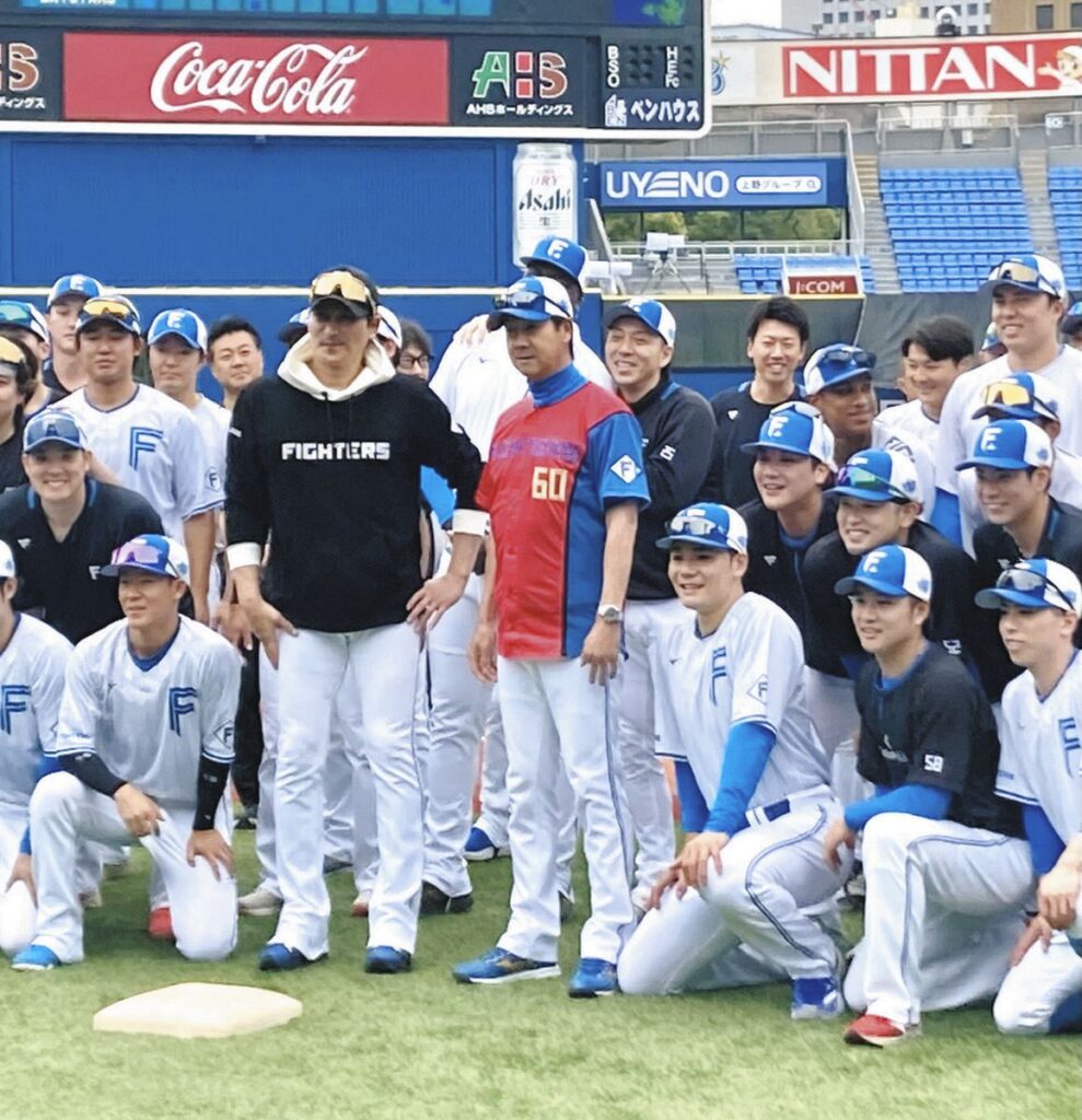 日本ハム・八木コーチ、サプライズの還暦祝いに笑顔 新庄監督からのイジりに「あと20年頑張る」宣言（中日スポーツ） - Yahoo!ニュース - Yahoo!ニュース