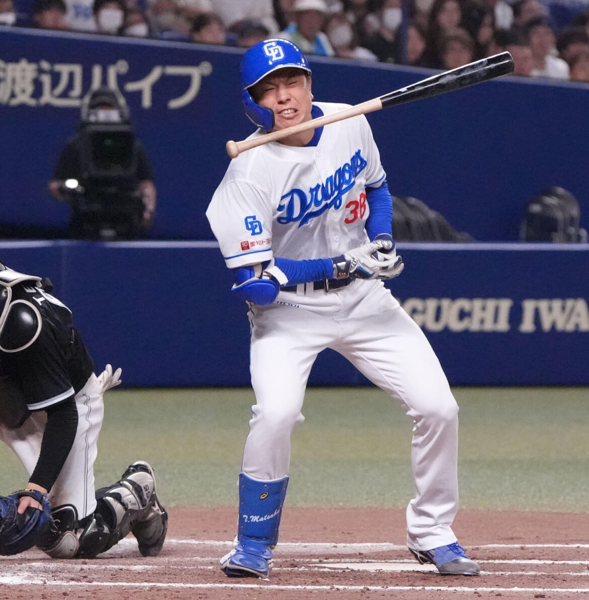 【中日】井上監督「大事に至らなければ…」左手甲に死球受け交代の松葉は病院に行かず様子見る（日刊スポーツ） - Yahoo!ニュース - Yahoo!ニュース