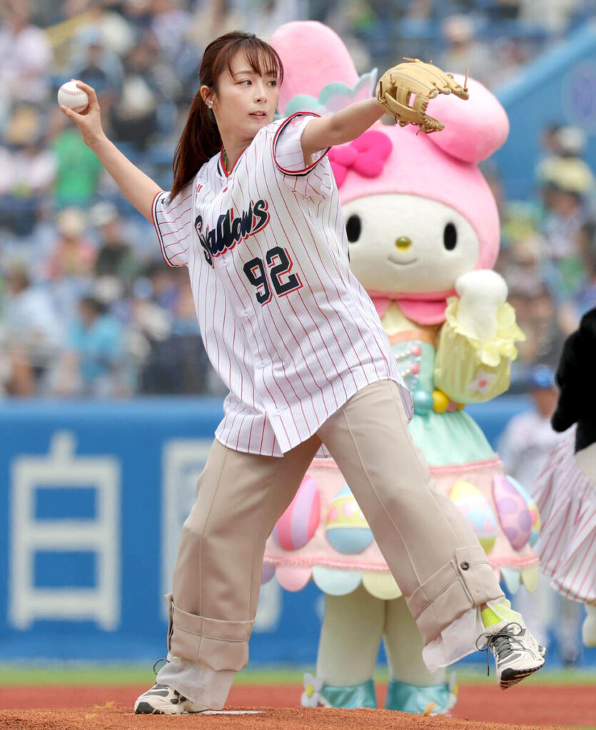 始球式をした宇垣美里さん