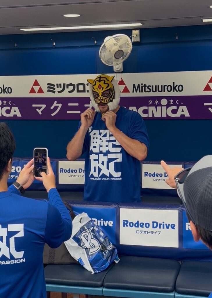 ハマスタに来場した新日本プロレスのタイガーマスクにマスクを借りてかぶるDeNAバウアー（撮影・小早川宗一郎）