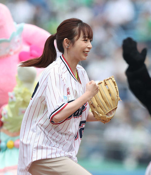 【ヤクルト】宇垣美里がワインドアップでノーバン始球式 「100点」と公園トレの成果発揮 – nikkansports.com ヤクルト対ソフトバンク 試合前、ファーストピッチセレモニーを務める宇垣美里(撮影・河田真司)